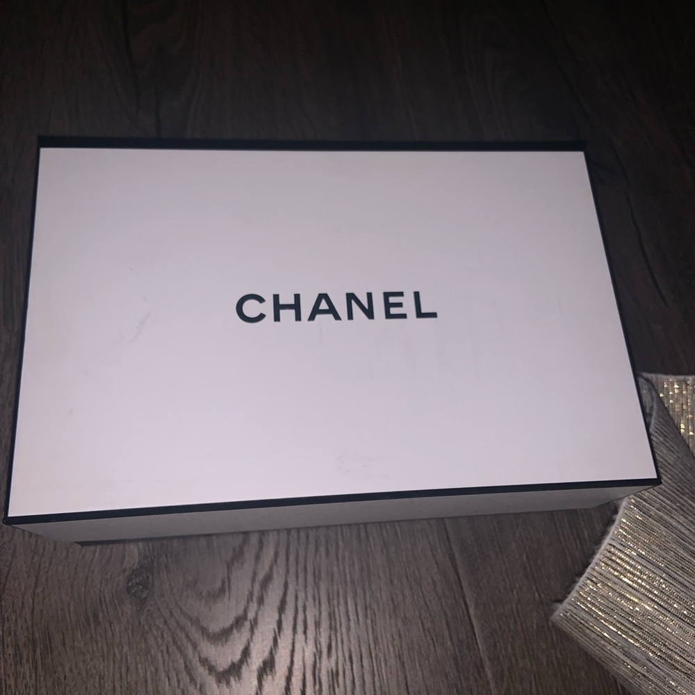 Chanel Gift Box - Picture 3 of 5